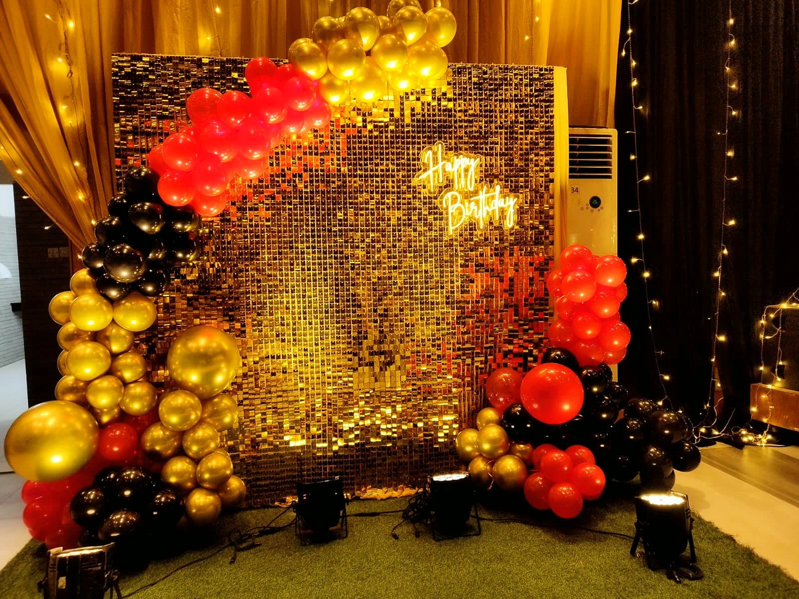 Photobooth Decoration: Royal first birthday: red, black and gold
