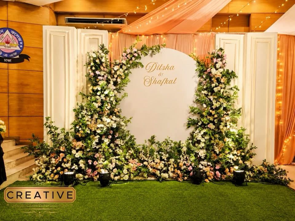 Photobooth Decoration: White and blush wedding
