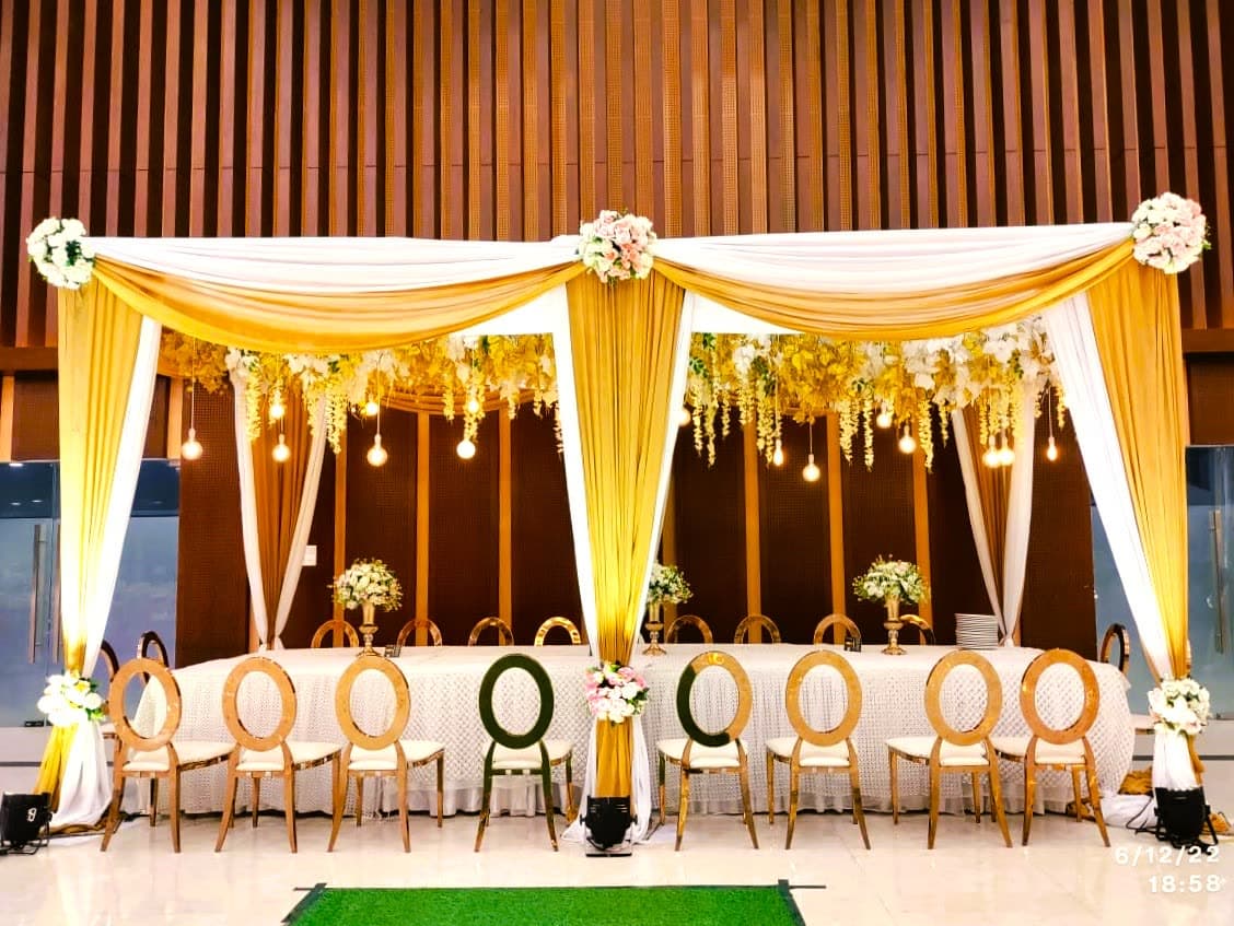 Bride & Groom Table: Yellow and white head table